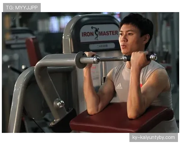 仲满上场像铁人，下场像拎着名牌包去买菜的有钱邻居，反差太刺激