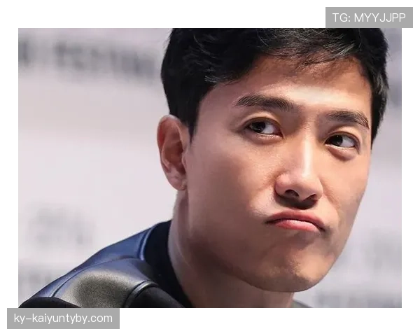 刘翔随手一张家居照，桌上那只表和鞋子随便一放就把我穷哭了