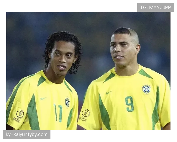 小罗又在沙滩上光脚踢瓶盖，这人到底有没有存款啊？