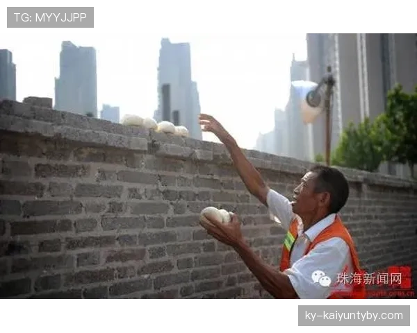 熊朝忠训练完蹲路边啃馒头，这自律谁顶得住啊