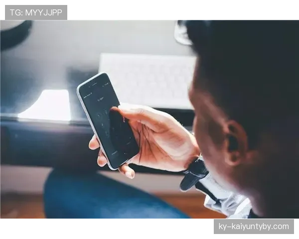 翁泓阳早上醒来还能笑着刷手机，晚上打完球直接掉头睡觉，谁受得了这日常反差？